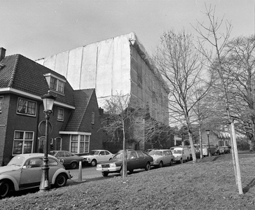 70118 Gezicht op de voorgevels van de panden Servaasbolwerk 1-2-3 te Utrecht, vanuit het zuidoosten. Het ingepakte pand ...
